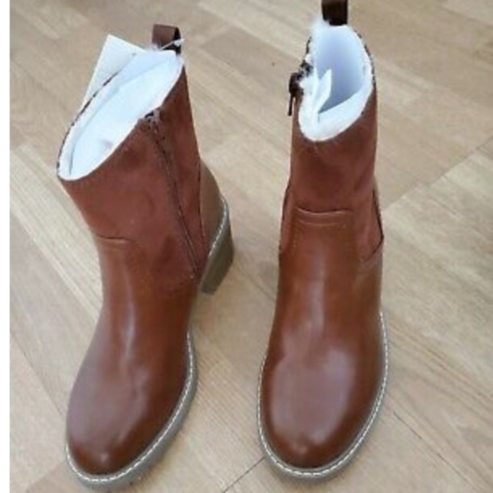 Brand new never worn boots with fur inside